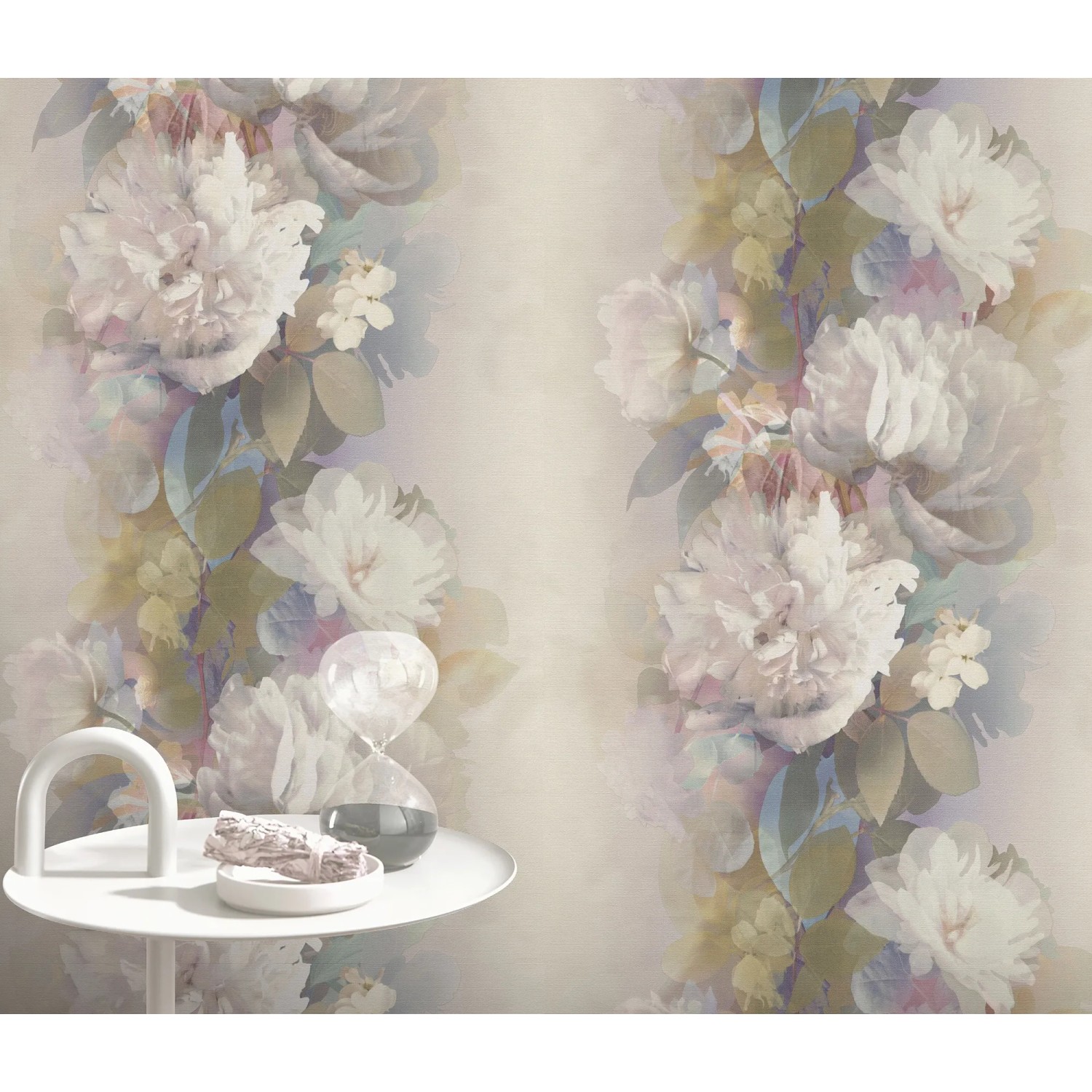 Erismann Vliestapete Aurora Lucent Bloom lila mit Blütenmuster, für eine romantische Wandgestaltung.