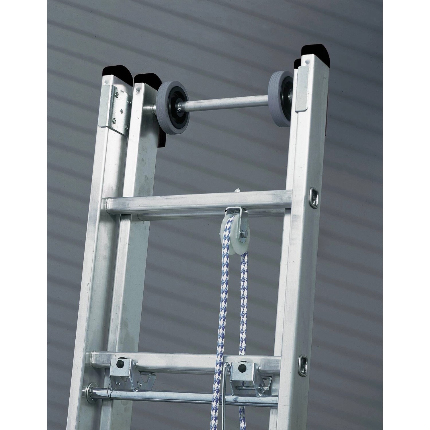 Detailansicht der PROREGAL Seilzugleiter mit Traverse, 2x20 Sprossen, Aluminiumleiter.