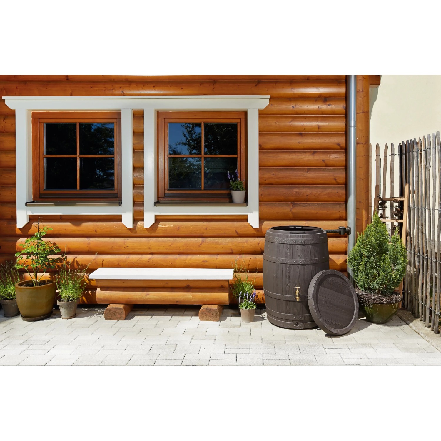 Garantia Regentonne Barrica 260 l, dunkelbraunes Fass mit Deckel und Auslaufhahn vor Holzwand.