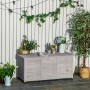 Graue Outsunny Gartenbox aus Holz mit Lamellenfront auf Terrasse. Wetterbeständige Aufbewahrungsbox, auch als Ablage nutzbar.