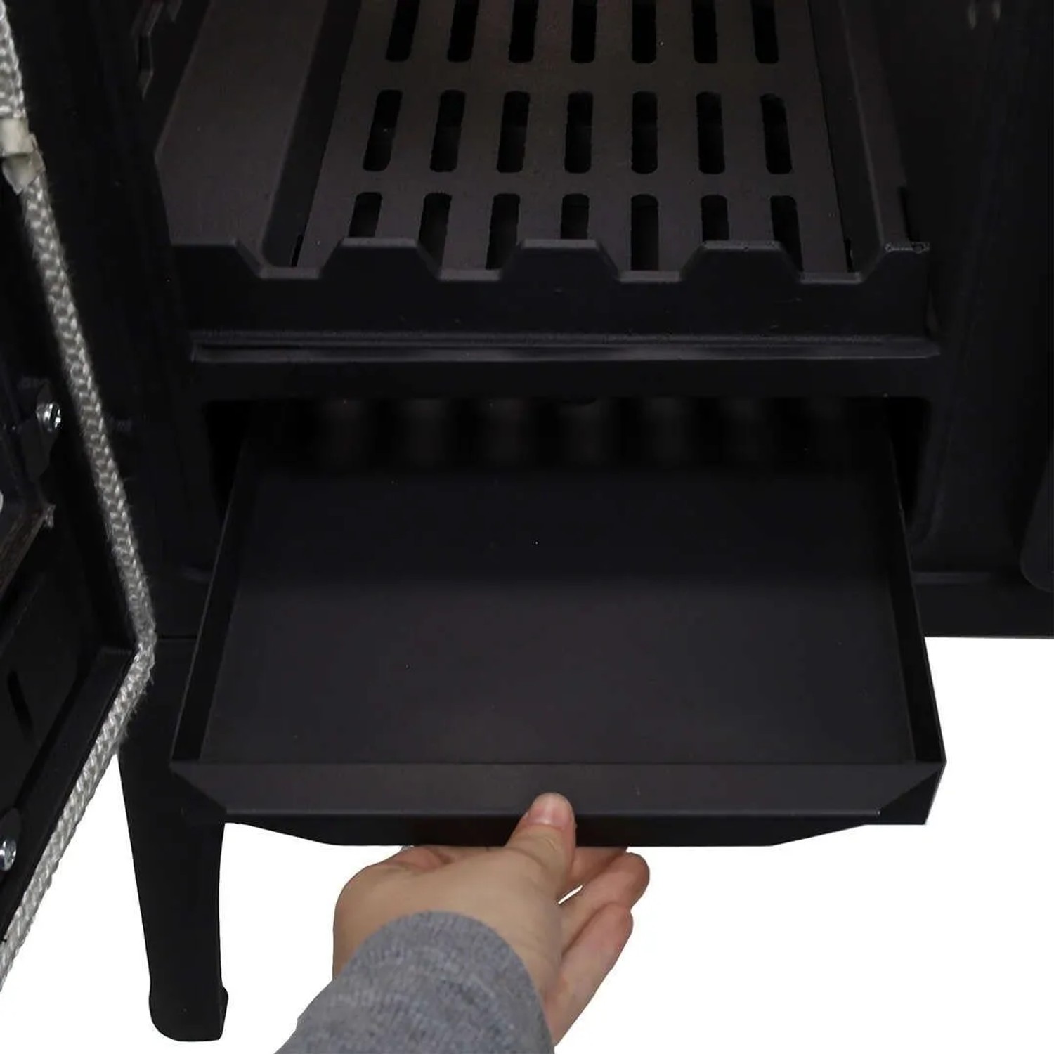 Detailaufnahme: Herausziehbare Aschelade des schwarzen 365 Küchenofen Cook Lite 8,5 kW.