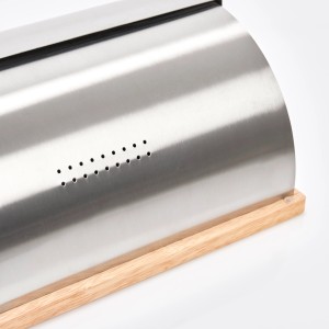 Zeller Brotkasten aus Edelstahl und Gummibaumholz, silberfarben.