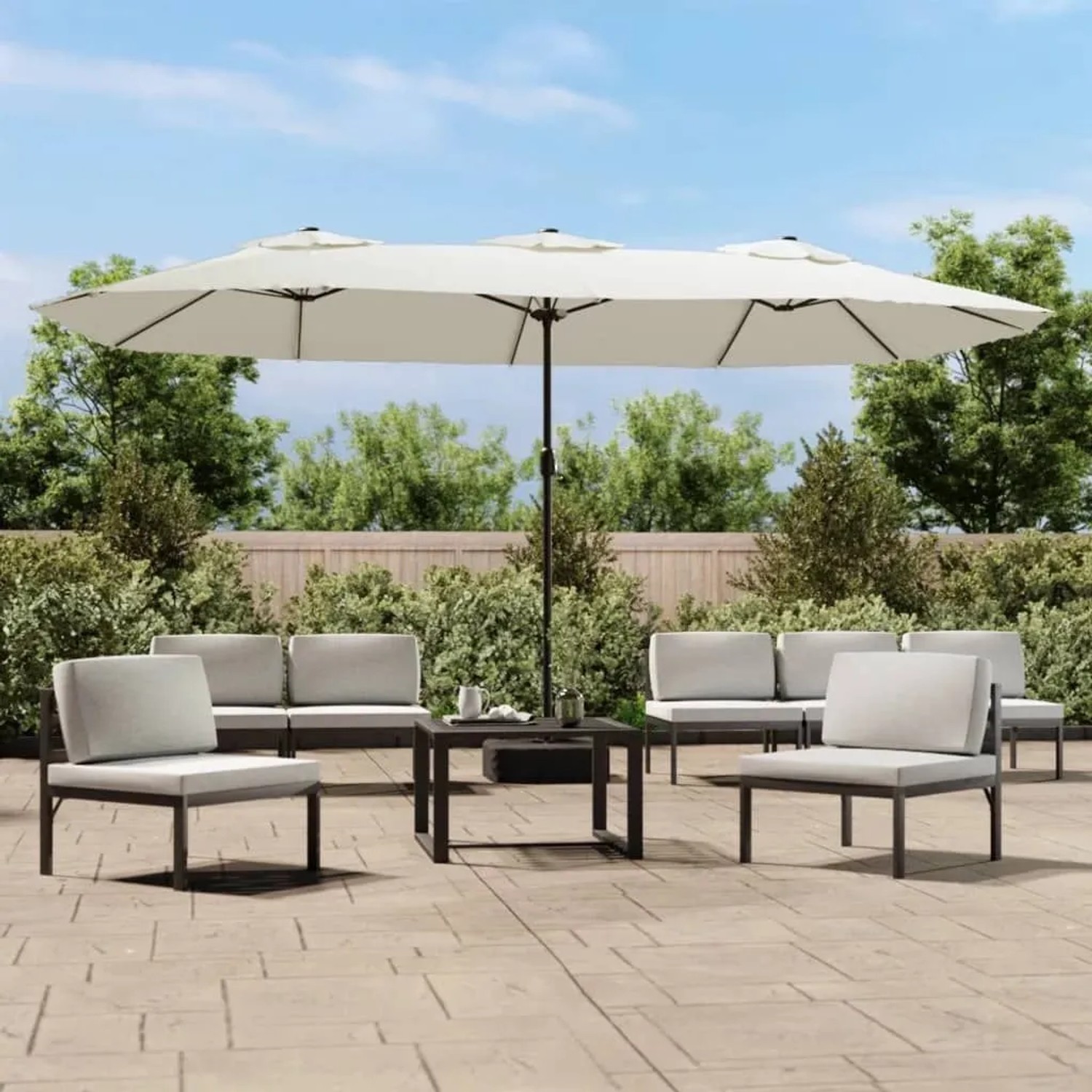 Großer sandweißer Doppel-Sonnenschirm mit LED-Leuchten auf einer Terrasse. Bietet Schatten für Gartenmöbel.