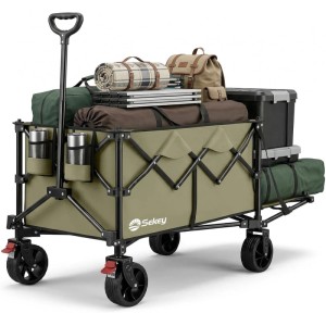 Sekey Bollerwagen, olivgrün, mit Heckklappe, beladen mit Campingausrüstung.