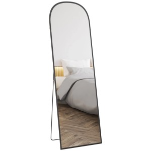 Schwarzer HOMCOM Ganzkörperspiegel mit Aluminiumrahmen, Bogenform, 50x161,5 cm, freistehend im Schlafzimmer.