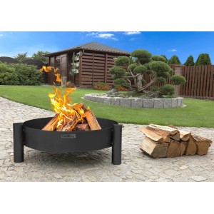 Schwarze CookKing Feuerschale Haiti (Ø 68cm) mit Feuerholz im Garten.