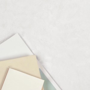 Heller, strukturierter Hintergrund für vidaXL Kunstfell Teppich: überlappende Formen in Weiß, Creme, Hellblau.