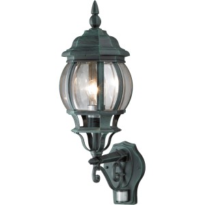 Grün patinierte Außenwandleuchte Soresina mit Bewegungsmelder.