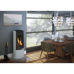 Wamsler Motho Kaminofen mit Natursteinverkleidung (8 kW) im Wohnraum mit Esstisch.