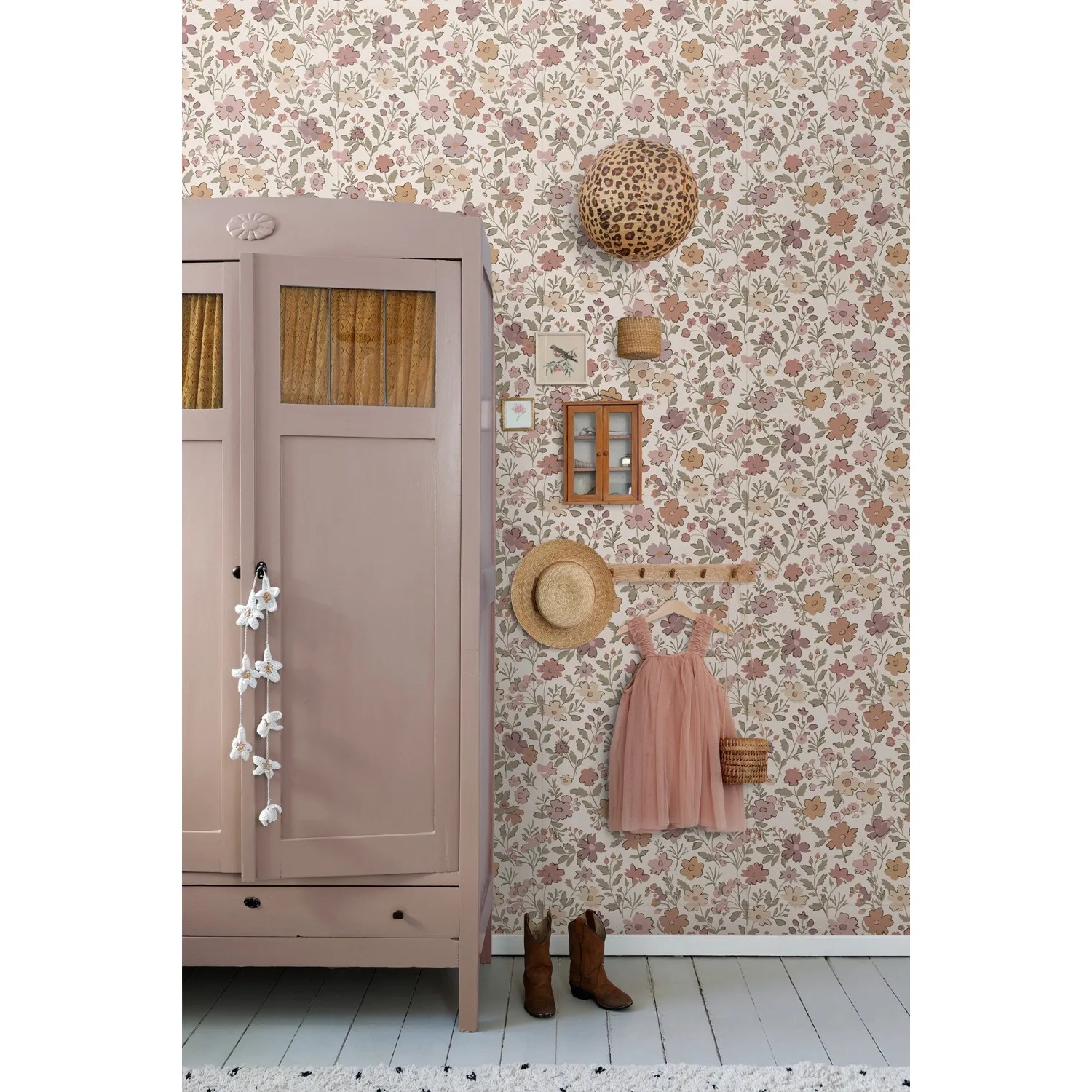 ESTAhome Vliestapete mit Blumenmuster in Aubergine, Violett, Graugrün und Terrakotta im Kinderzimmer.