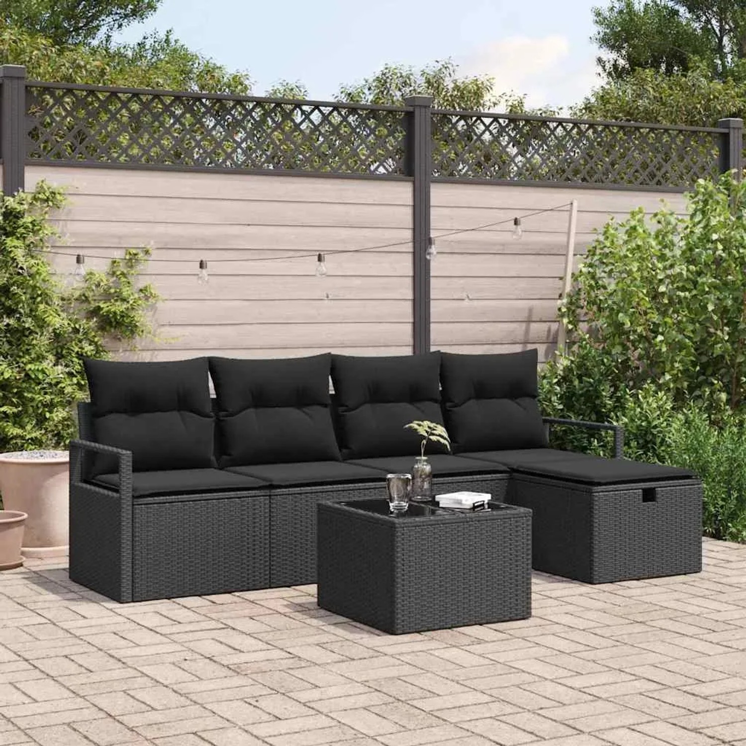 Schwarzes 6-teiliges vidaXL Garten-Sofa-Set aus Poly Rattan mit Kissen und Tisch.
