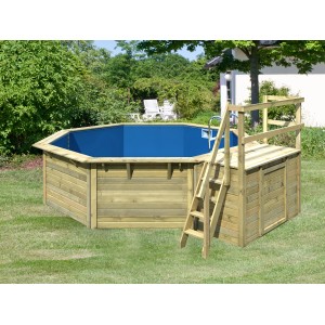 Karibu Holzpool Set mit Sonnenterrasse, Leiter und Filteranlage im Garten.