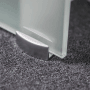 Detailaufnahme: Satinierte Glasschiebetür mit Edelstahl-Griff aus dem inova Komplettset.