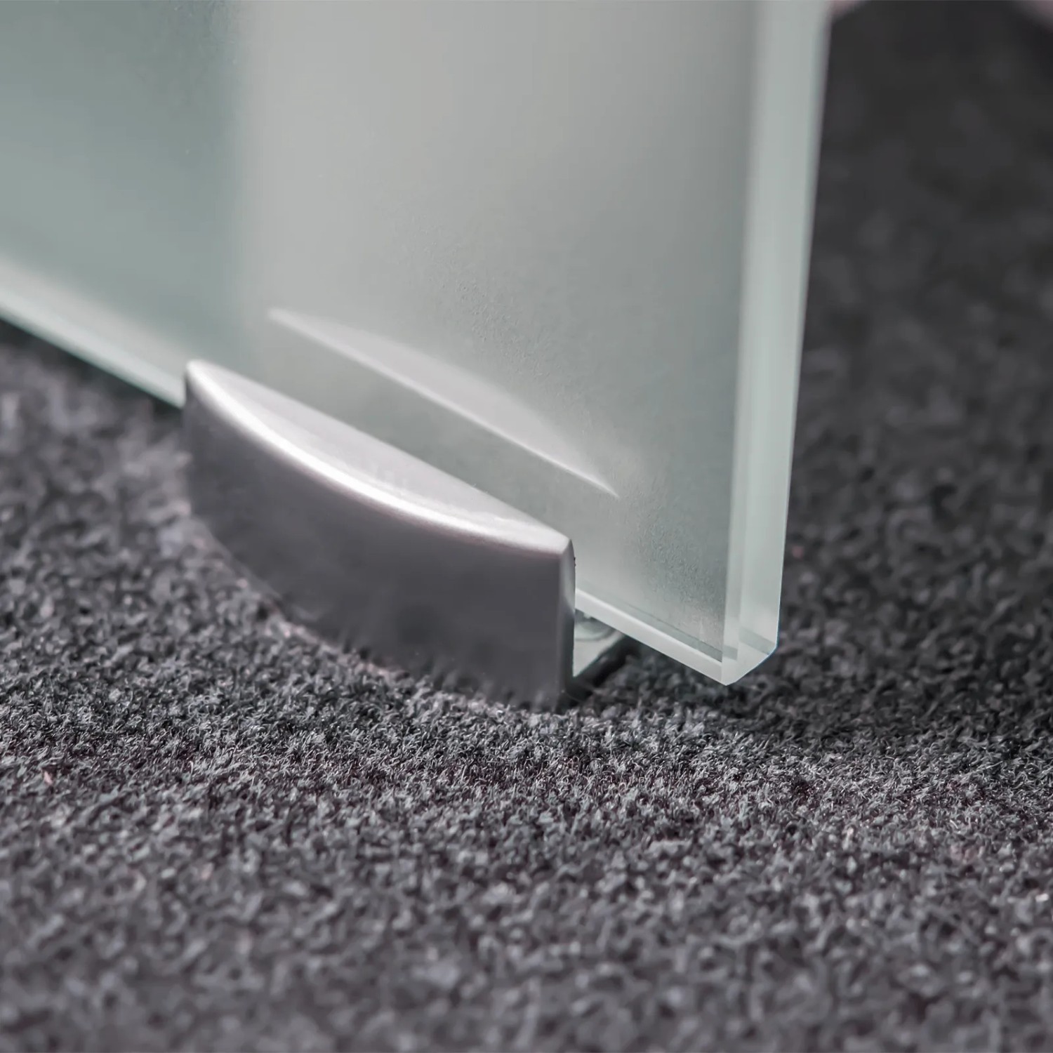 Detailaufnahme: Satinierte Glasschiebetür mit Edelstahl-Griff aus dem inova Komplettset.