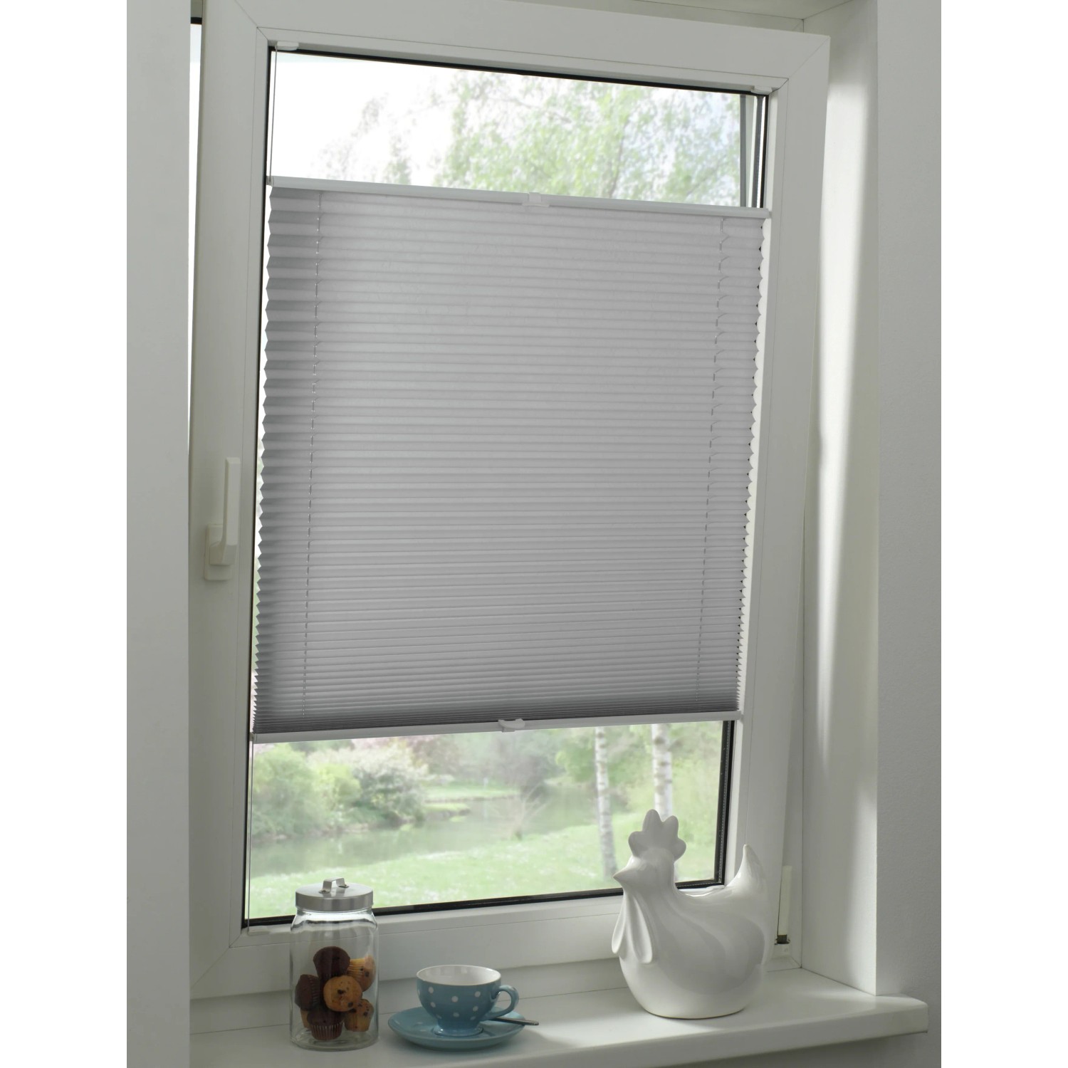 Graues Gardinia Plissee Concept Tageslicht am Fenster, blickdicht und lichtdurchlässig.