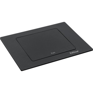 Schwarze, geschlossene Evoline Spin Versenkbare Steckdose mit USB-C, flach in Arbeitsfläche integriert. Elektroinstallation.