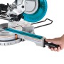 Makita LS0815FLN Kapp- und Gehrungssäge (216 mm) in Aktion, Hand am Griff.