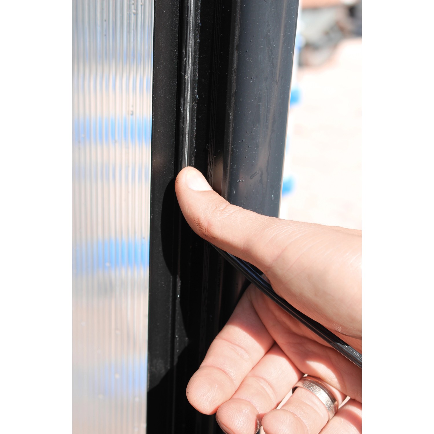 Vitavia Dichtungssatz (10m) für Gewächshäuser im Einsatz, Detailaufnahme.