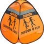 3D-Straßenwarnschild „Spielende Kinder“ in Orange und Schwarz mit Reflektorstreifen.