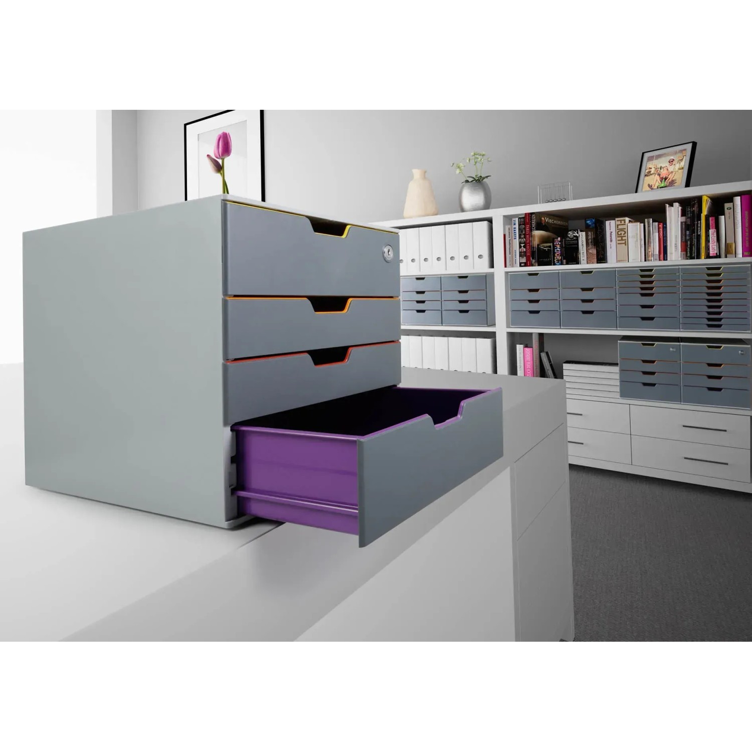 Durable Schubladenbox A4 Varicolor Safe mit 4 Fächern (gelb, orange, rot, lila) und Schloss.