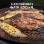 Gegrilltes Steak und Maiskolben auf dem Weber Holzkohlegrill Performer Premium Smart 57 cm.