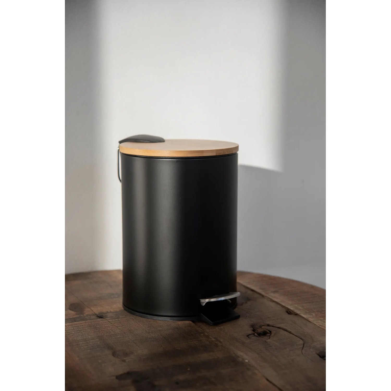 WENKO Treteimer Tortona, schwarz matt, mit Bambusdeckel und Absenkautomatik.