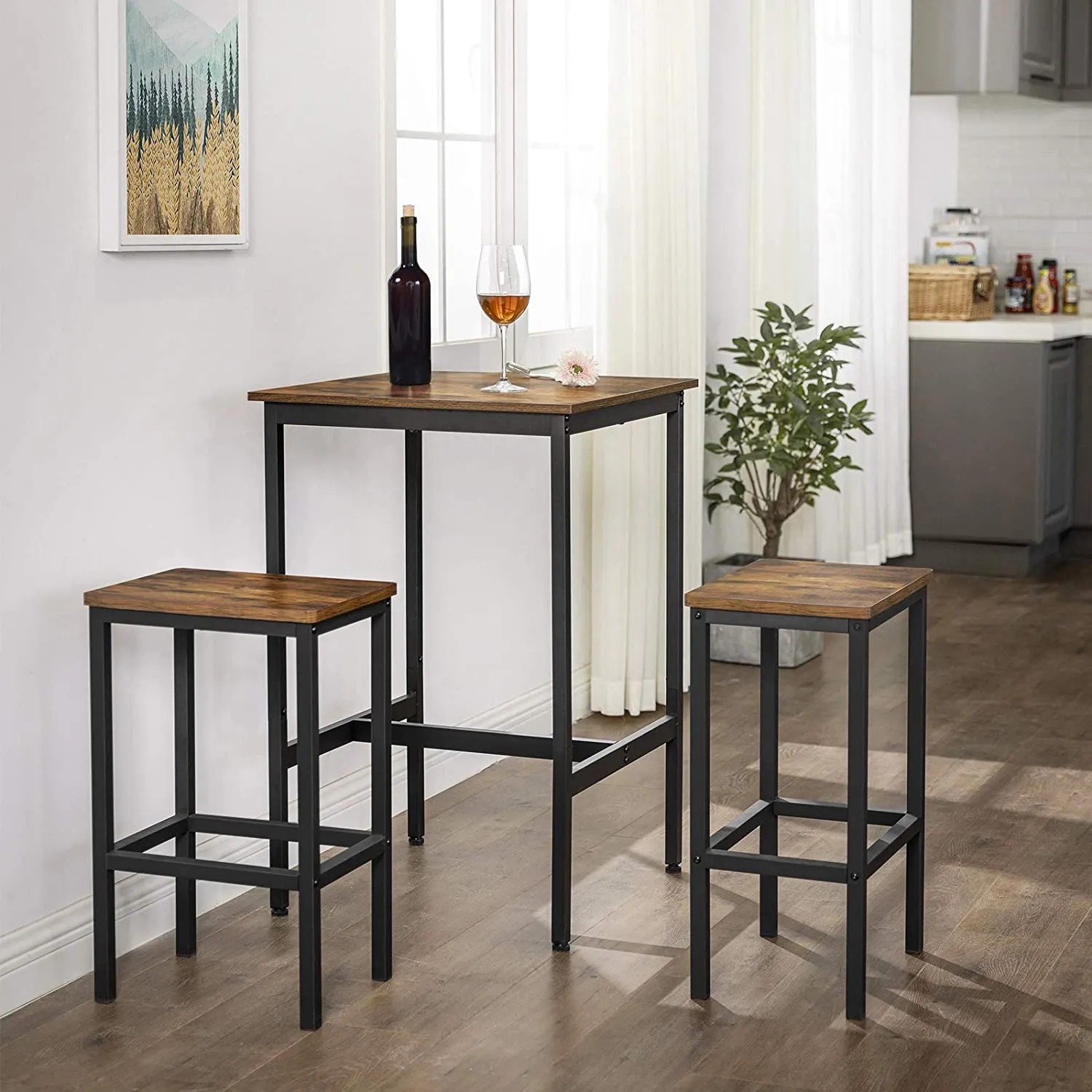 Quadratischer Vasagle Bartisch in Braun-Schwarz (60x60x92 cm) mit zwei Barhockern.
