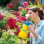 Frau nutzt Gloria Drucksprühgerät Hobby 100 zur Pflanzenpflege im Garten.