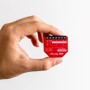 Rotes Shelly Relaismodul Unterputz 0/1-10V PM Gen3 in Hand, Detailaufnahme.