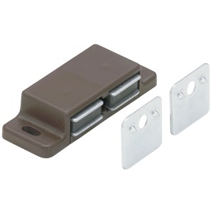 Hettich Magnetschnäpper, braun, mit zwei Gegenplatten für Möbeltüren.