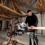 Metabo KGS 254 M Kapp- und Zugsäge mit Mann beim Holzschnitt. Inkl. 2 Sägeblättern.