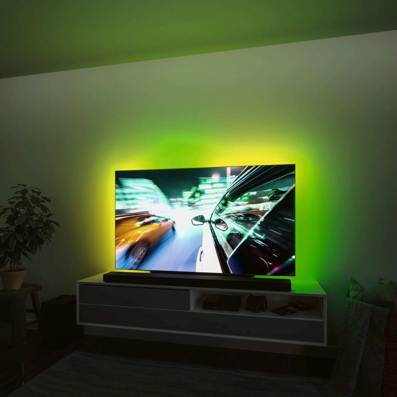 Paulmann EntertainLED LED-Streifen am 75-Zoll-Fernseher mit grüner Hintergrundbeleuchtung.
