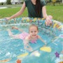Bestway Planschbecken Tropical mit Kind im Wasser und Erwachsenem daneben.