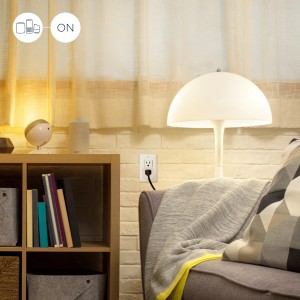 WiZ Smart Plug im Wohnraum: Smarte Steckdose zur Steuerung von Geräten per App.