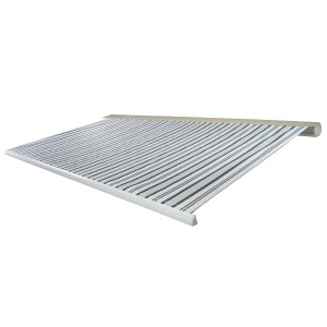 Elektrische Kassettenmarkise, 4x3m, grau-weiß gestreift, ausgefahren.