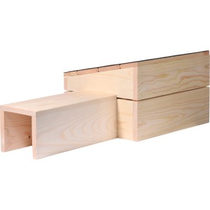 Dobar Igelhaus Bausatz aus FSC®-Holz, mit schwarzem Bitumendach und langem Eingang.