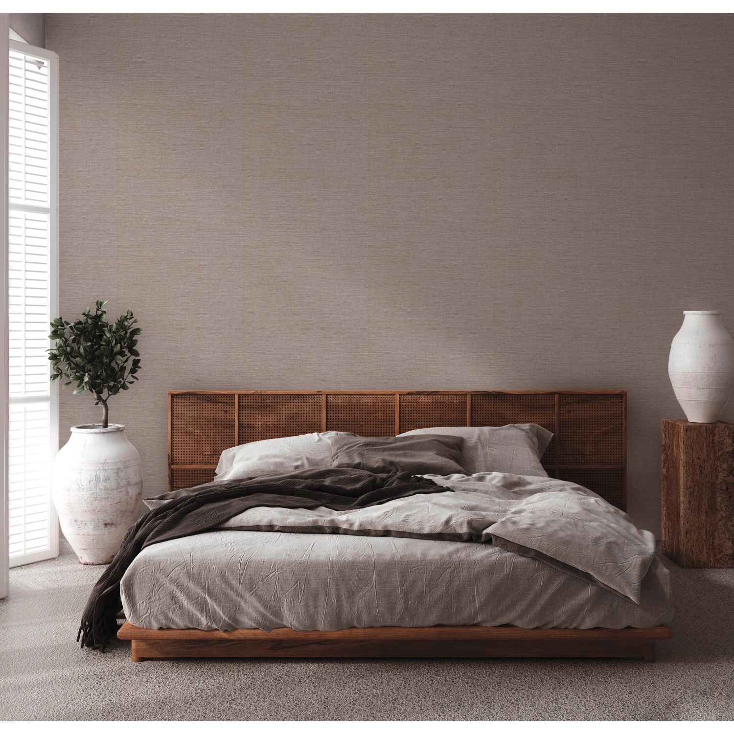 Schlafzimmer mit braun-goldener Uni Vliestapete Metropolitan Stories II von OBI.