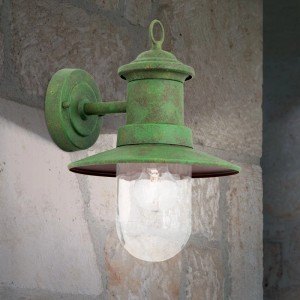 Grüne, patinierte Vintage Außenwandleuchte aus Stahl mit klarem, strukturiertem Glas, an Steinwand. Ideal für Garten & Fassade.