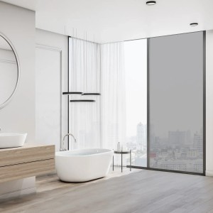 Badezimmer mit NYVI Spiegelfolie Silber auf Fenster für Sichtschutz und UV-Schutz.