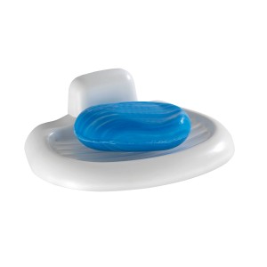Weiße Wenko Seifenablage Pure aus Kunststoff mit blauer Seife.
