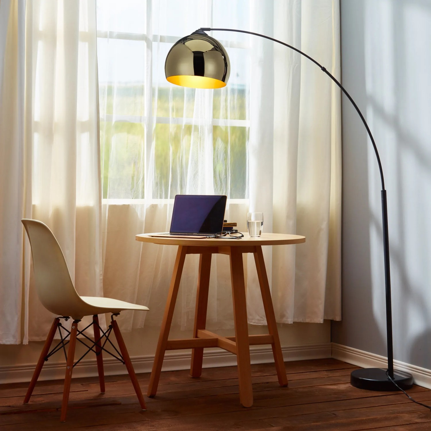 Moderne Bogenlampe in Gold und Schwarz von Teamson Home, passend für Wohnzimmer und Arbeitsbereich.
