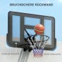 Wandmontierter schwarzer Basketballkorb mit bruchsicherer Kunststoff-Rückwand und Ball über dem rot-weiß-blauen Netz.