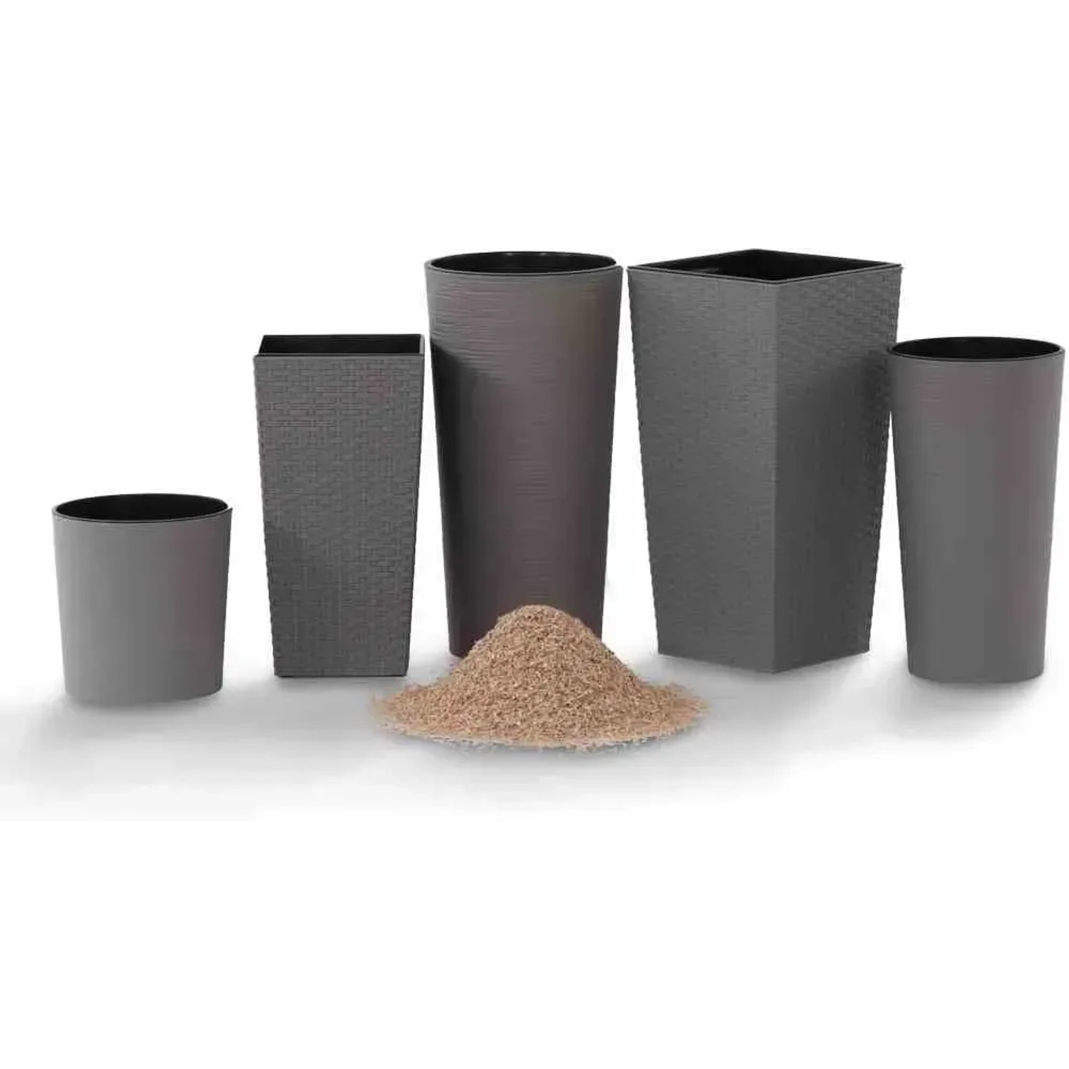 Verschiedene graue Siena Garden Pflanzgefäße Eco Locon in diversen Formen und Größen.