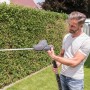 Al-Ko Akku-Hochheckenschere HTA 1845 im Einsatz zum Heckenschnitt im Garten.