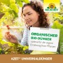 Frau erntet Erdbeeren, Neudorff Azet Veggie-Dünger für vegane Pflanzenpflege.