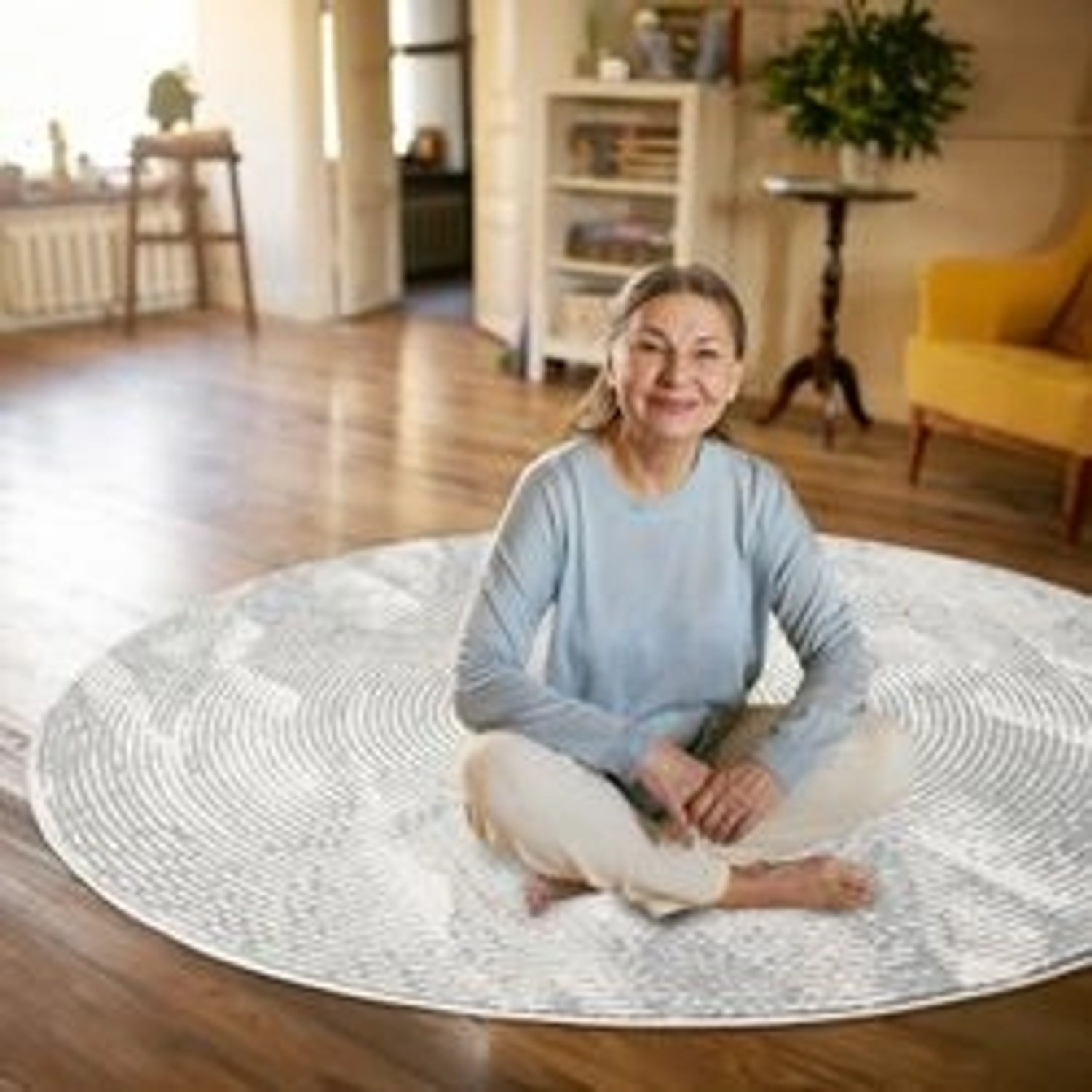 Grauer, runder Teppich Royal 481 (200x200 cm) mit Vintage-Muster im Wohnzimmer.