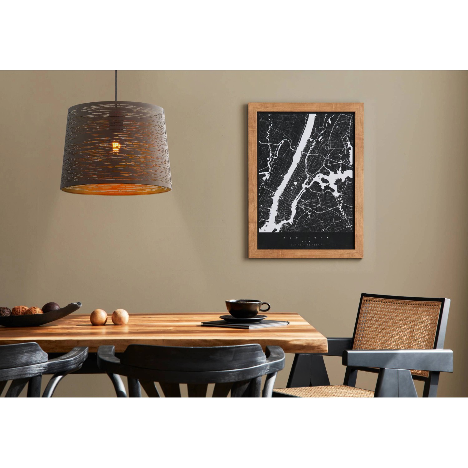 Moderne Eglo Pendelleuchte Segezia, 1-flammig, Mocca-Gold, Ø 35 cm über Esstisch.