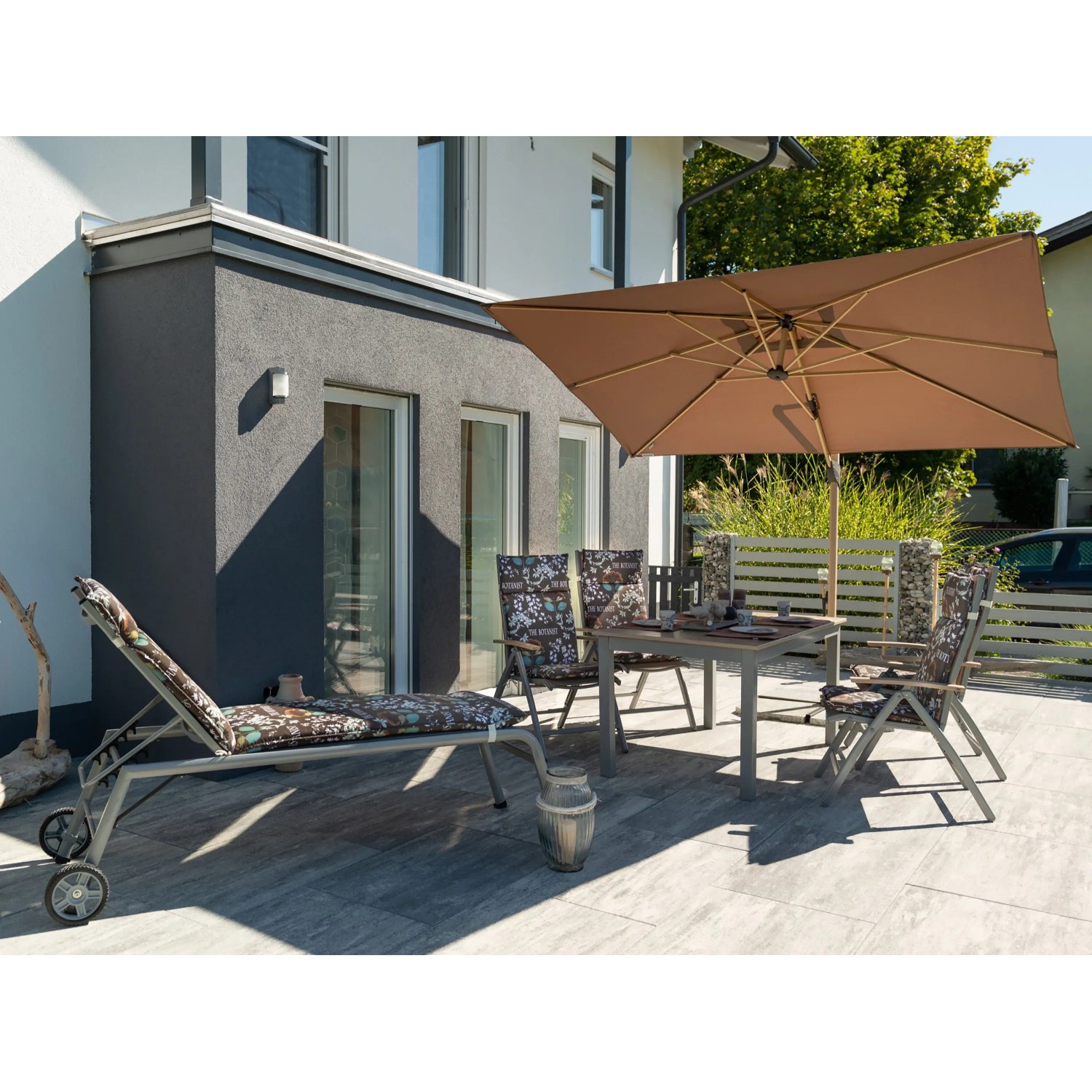 Greiger Doppler Ampelschirm Alu Wood 300x220 cm über Sitzgruppe und Liege auf Terrasse.