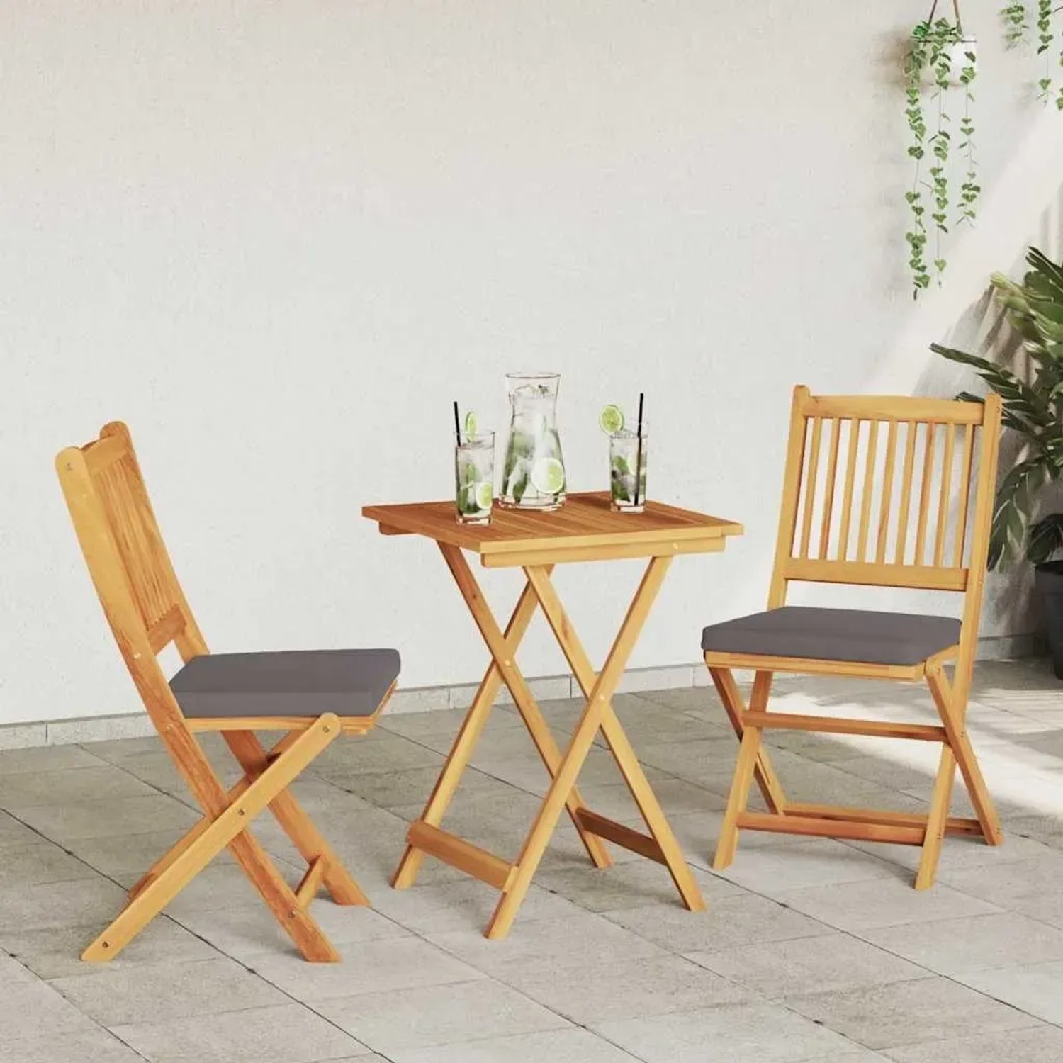 Braunes 3-tlg. Garten Bistro Set aus Akazienholz mit Tisch und zwei Stühlen.