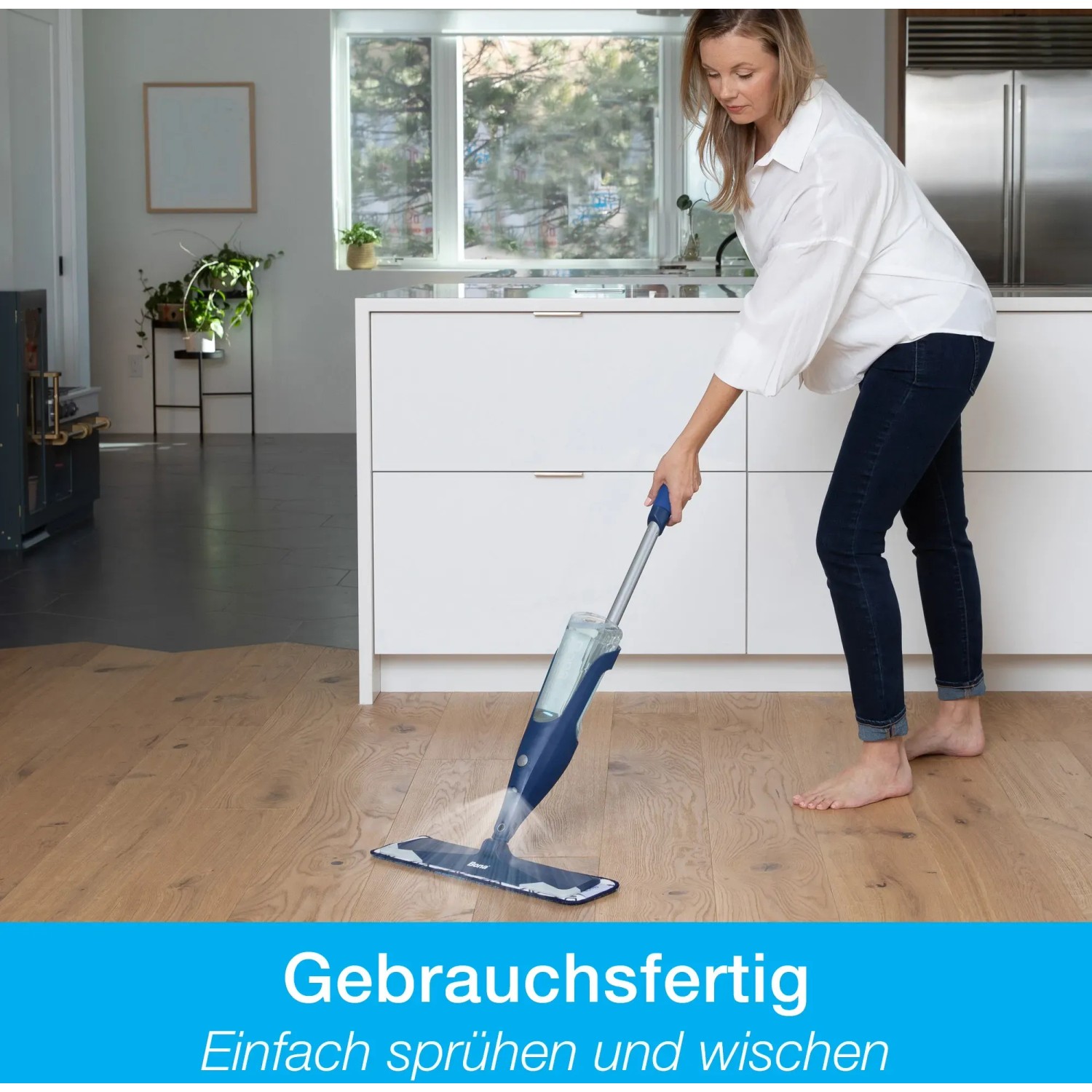 Frau reinigt Holzboden mit Bona OxyPower Reiniger und Spray Mop. Reinigungsmittel & Pflegemittel.